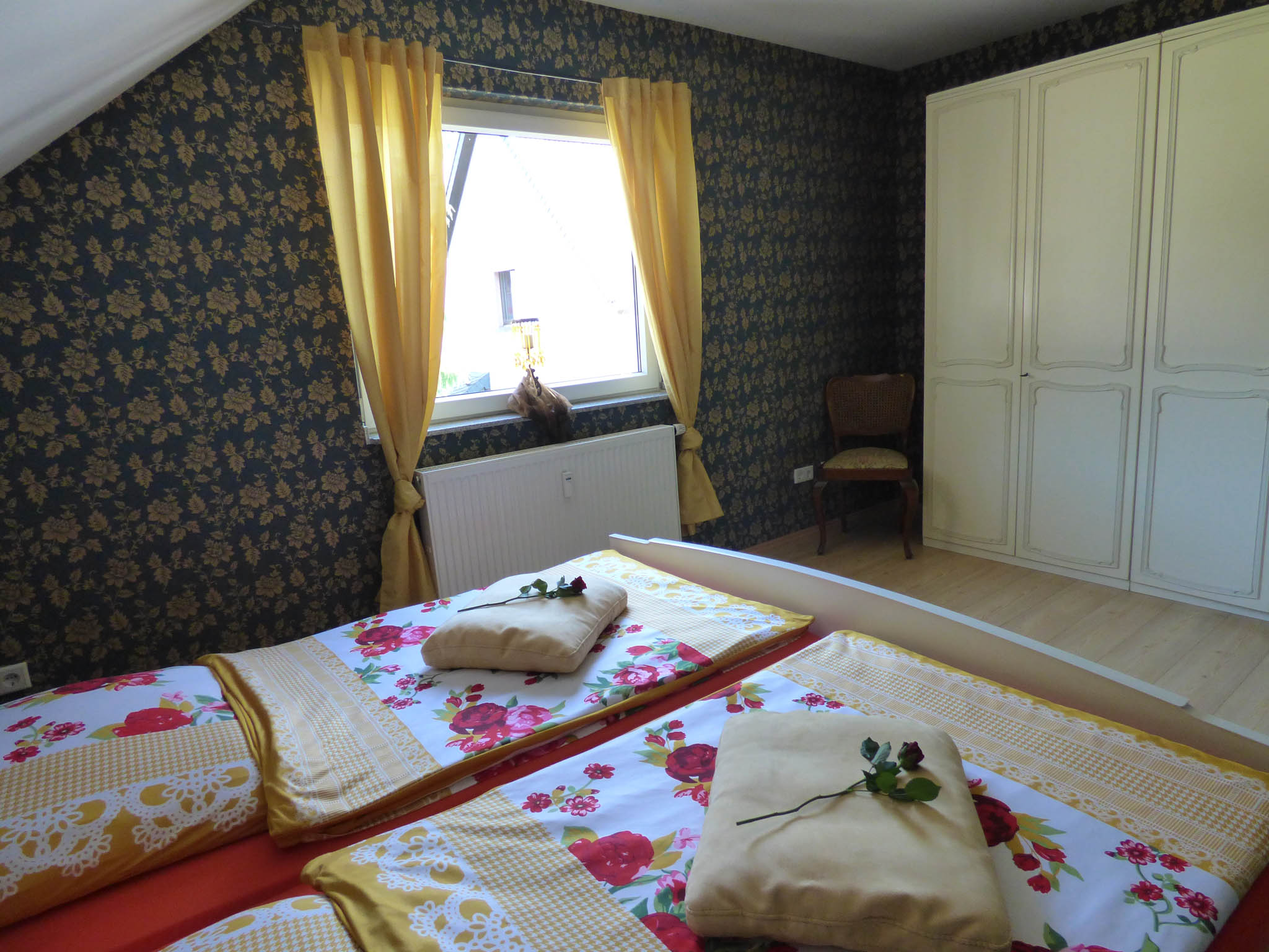 Das zweite Schlafzimmer mit Doppelbetten in der Ferienwohnung im Ahrtal